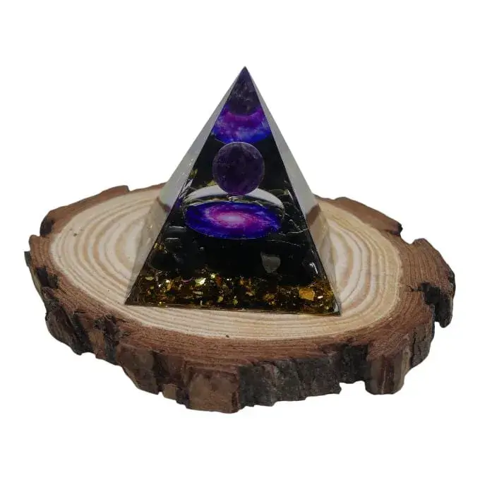 Pyramide Améthyste et galaxie