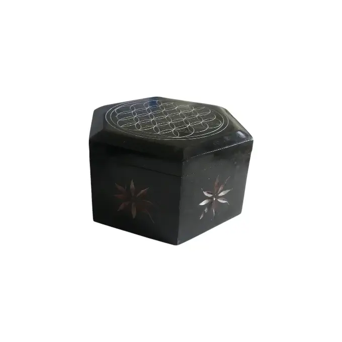 Boîte hexagonale pierre saponite avec sculptures sur les flancs